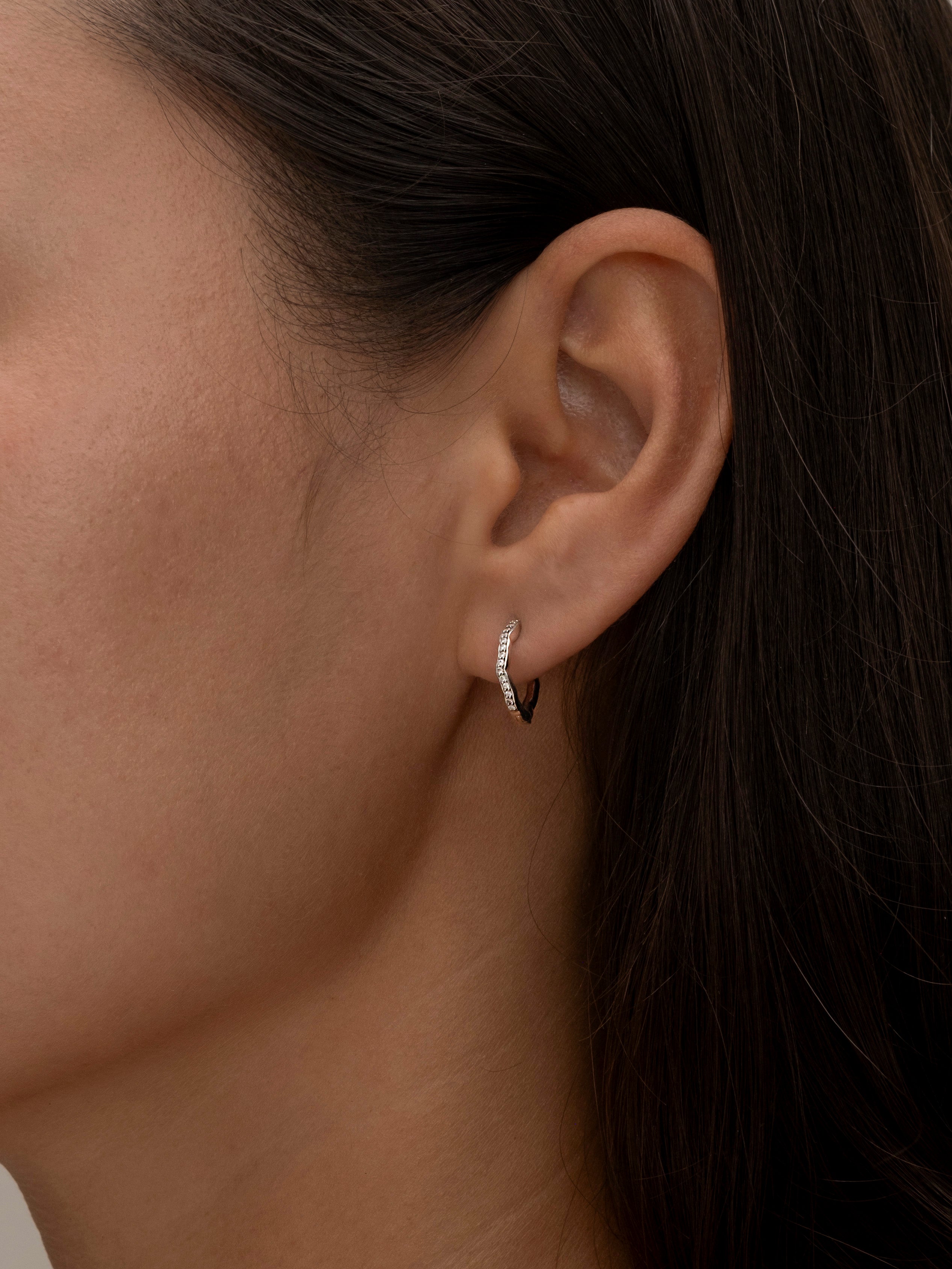 Elegant silver Riviera earring