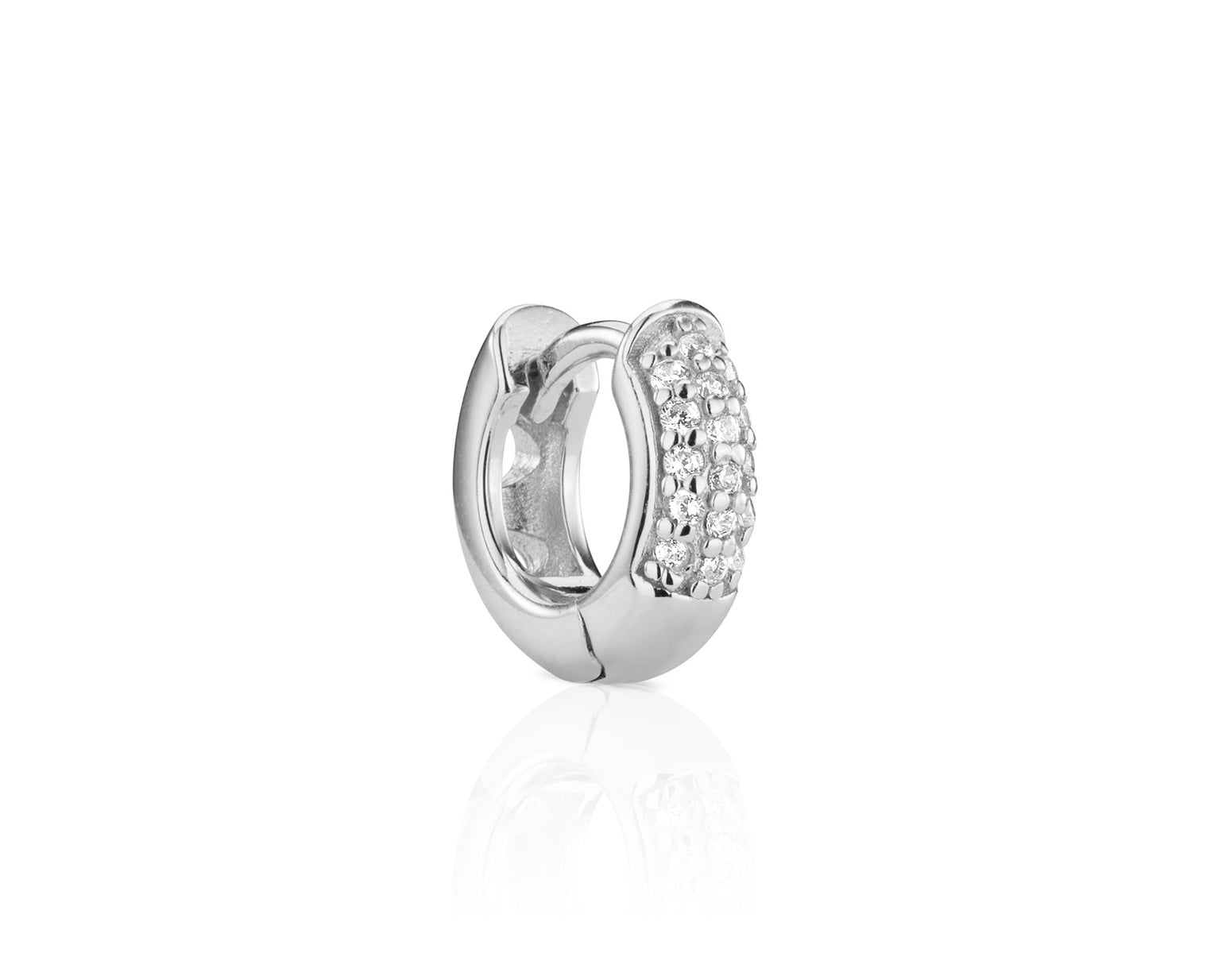 Single silver huggie earring with pavé diamonds.