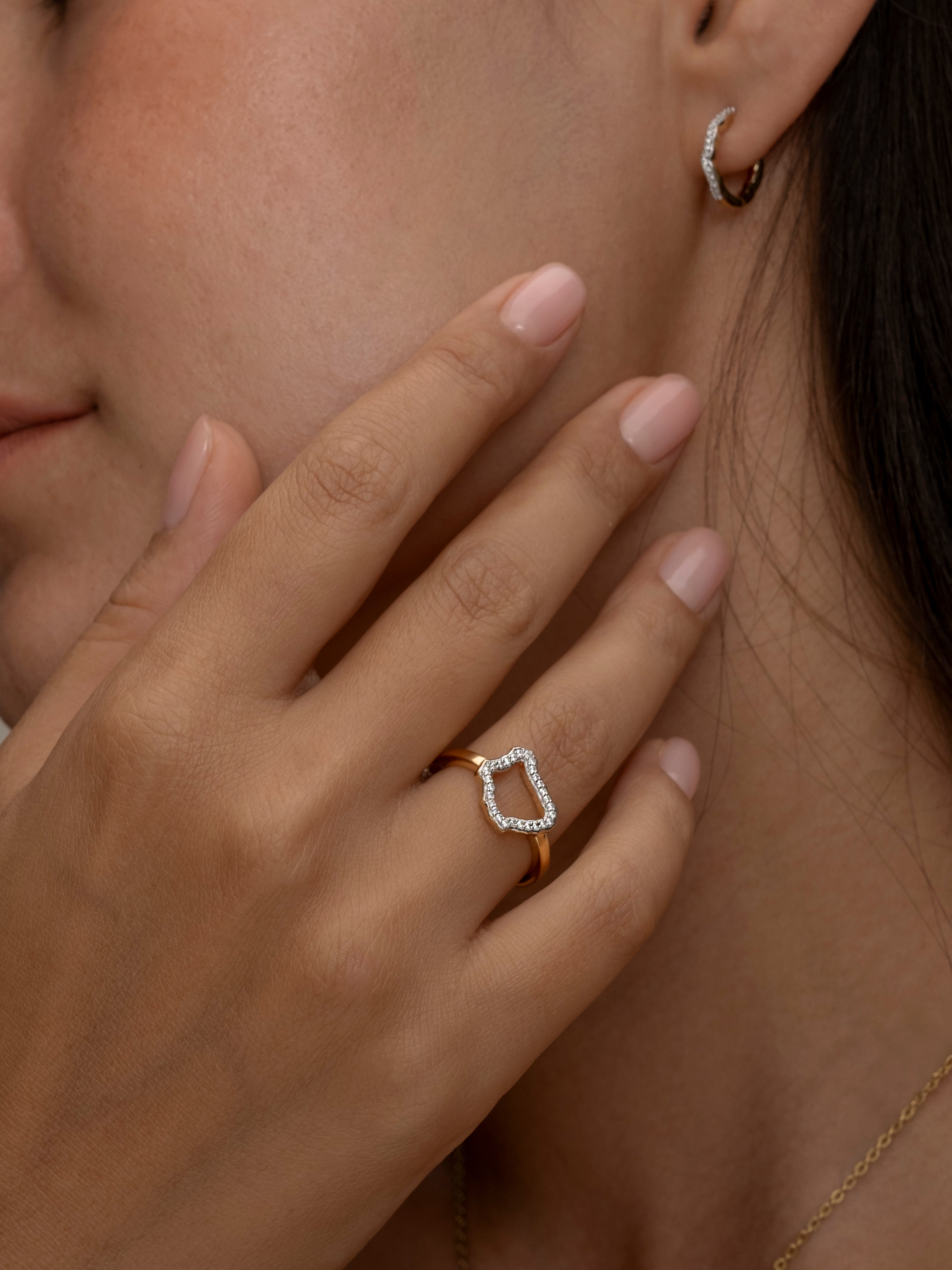 Elegant Roma gold ring on hand with matching earring 2