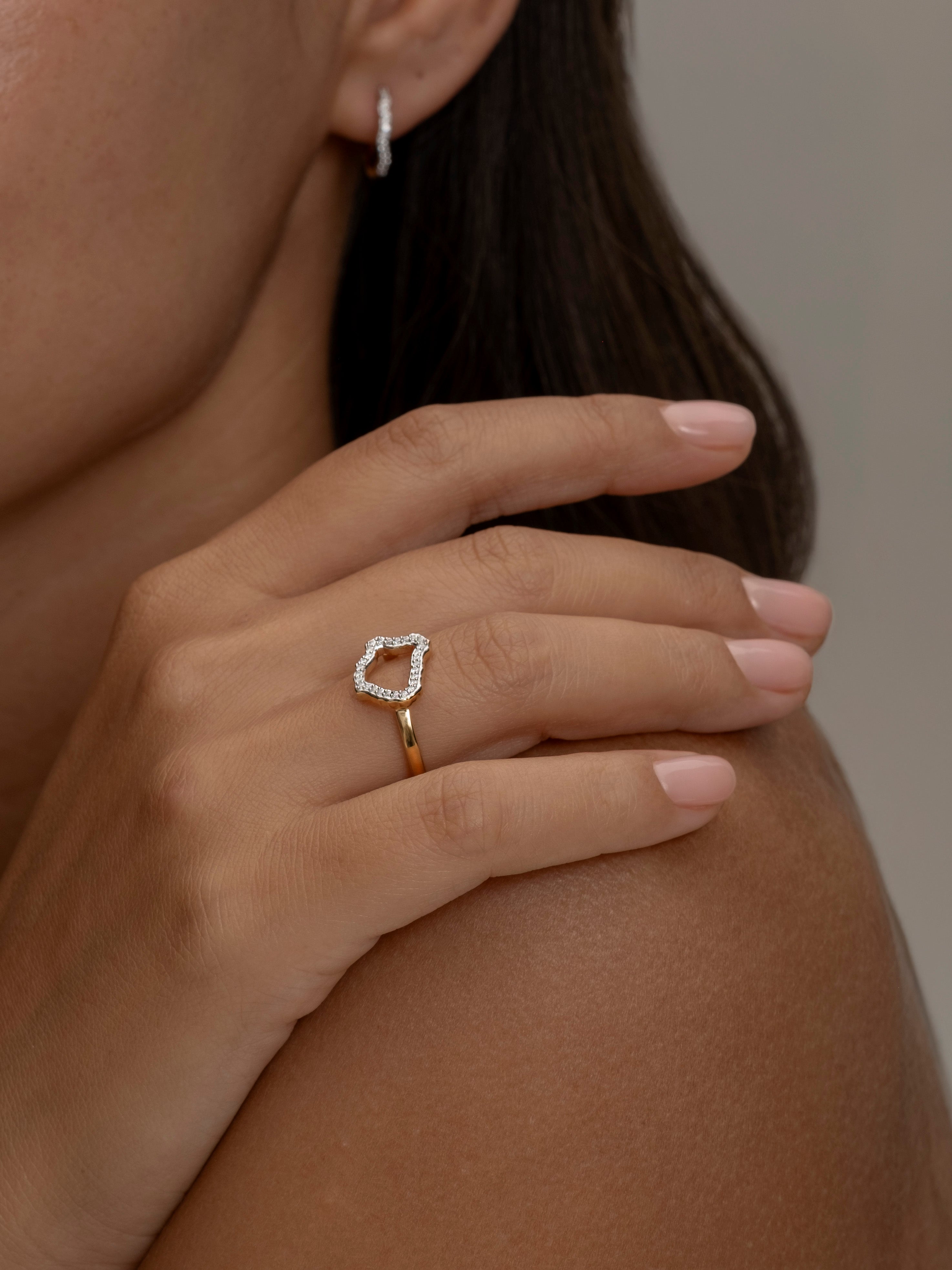 Elegant Roma gold ring on hand with matching earring 1